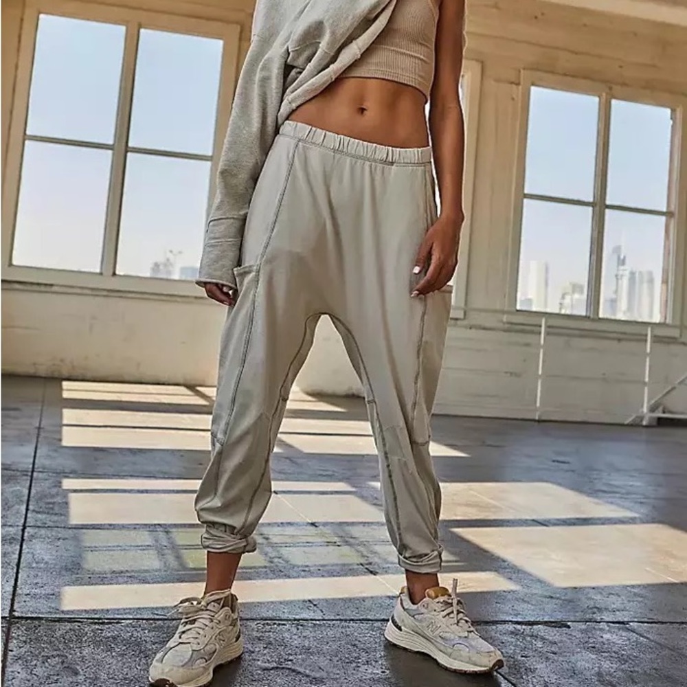 FREE PEOPLE MOVEMENT HOT SHOT PANTS -GREEN SMOKE